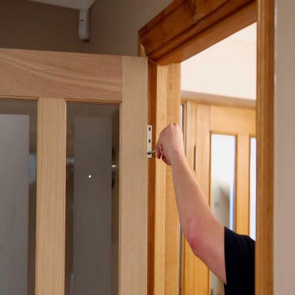 చెక్క తలుపు సంస్థాపన యొక్క చిత్రం