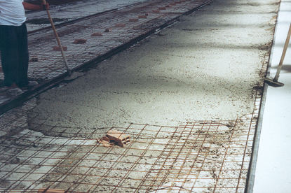 చిన్న కంకరతో కూడిన కాంక్రీట్ బెడ్ (20 మి.మీ) (అడుగుకు) యొక్క చిత్రం