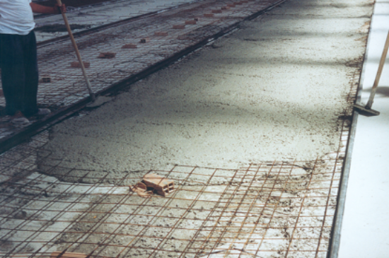 చిన్న కంకరతో కూడిన కాంక్రీట్ బెడ్ (20 మి.మీ) (అడుగుకు) యొక్క చిత్రం