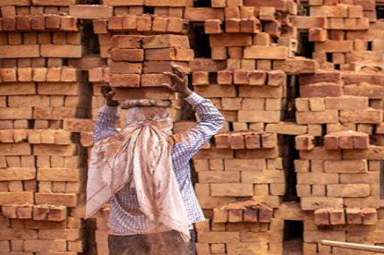 మొదటి అంతస్తులో ఇటుకలు ఎత్తడం యొక్క చిత్రం