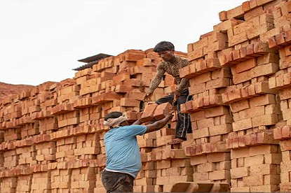 బ్రిక్స్ లిఫ్టింగ్ రెండవ అంతస్తు యొక్క చిత్రం
