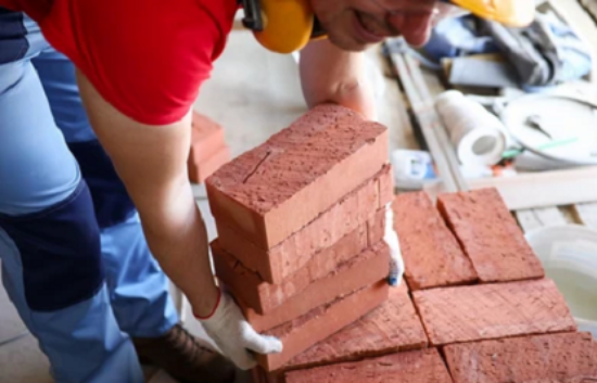 మూడవ అంతస్తు వరకు ఇటుకలను ఎత్తడం (2000 ఇటుకలు) యొక్క చిత్రం