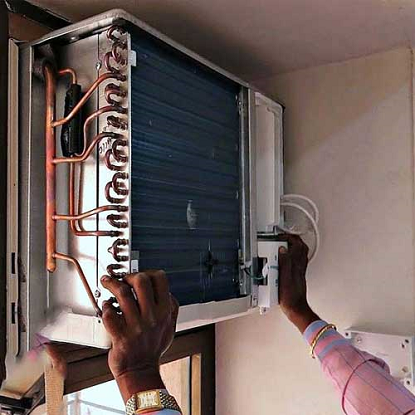 విండో AC అన్‌ఇన్‌స్టాలేషన్ యొక్క చిత్రం