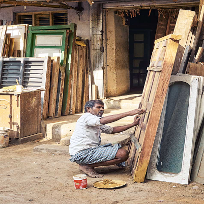 రెండు-మార్గం తెరవగల కేస్మెంట్ చెక్క విండో పని యొక్క చిత్రం