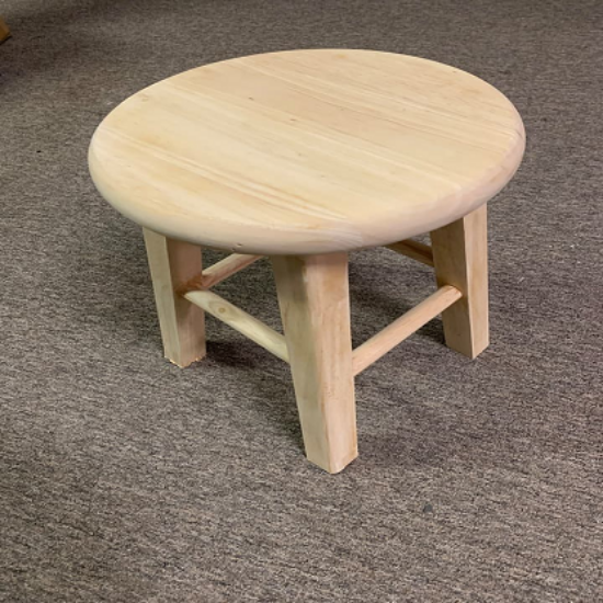 చెక్క స్టూల్ పని యొక్క చిత్రం