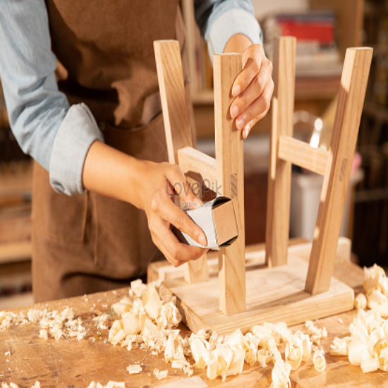 చెక్క స్టూల్ పని యొక్క చిత్రం