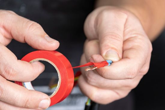 ఇన్సులేషన్ ఎలక్ట్రికల్ టేప్ – ఎర్ర రంగు యొక్క చిత్రం